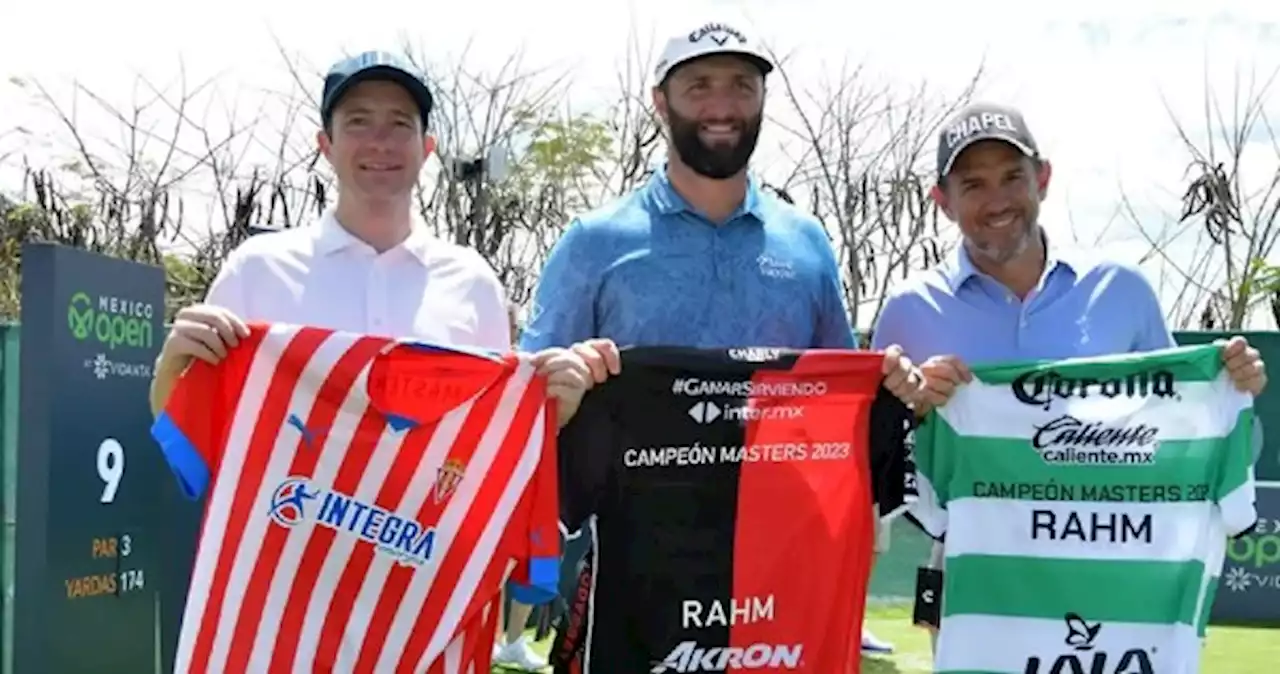 Irarragorri obsequia camisetas de Santos, Atlas y Sporting a Jon Rahm