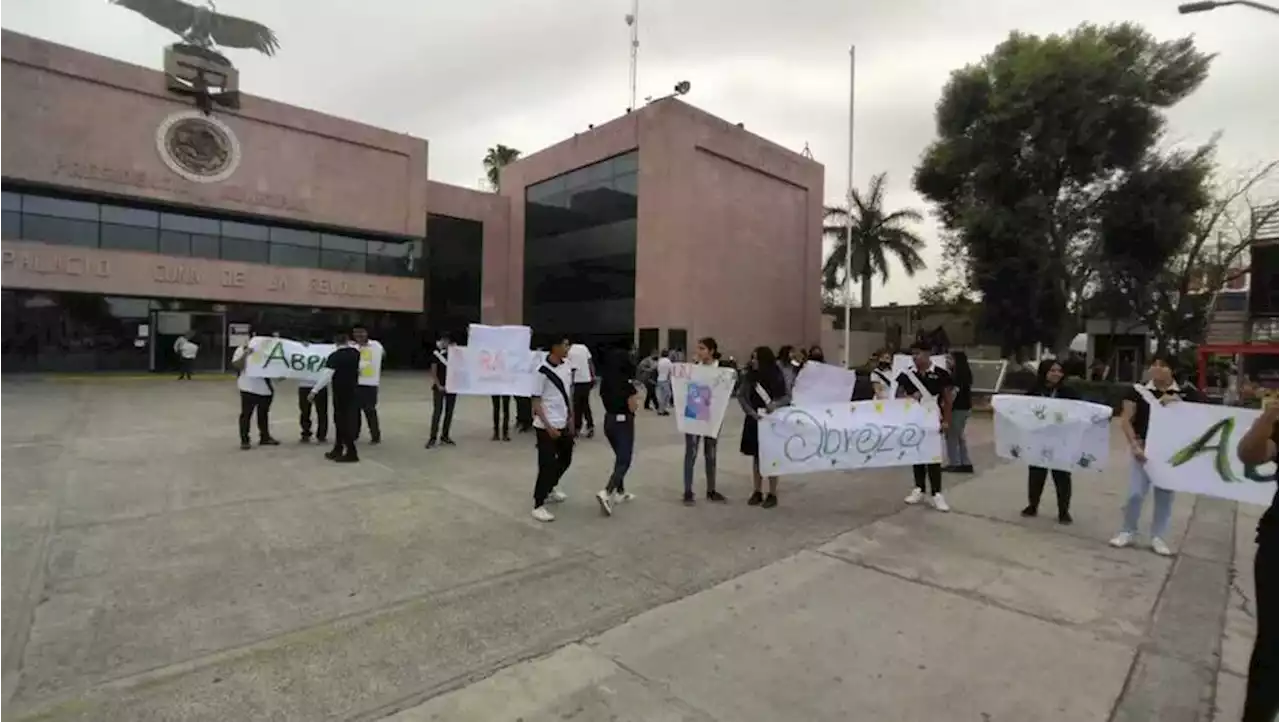 Durango. Alumnos manifiestan abrazos Presidencia Gómez Palacio