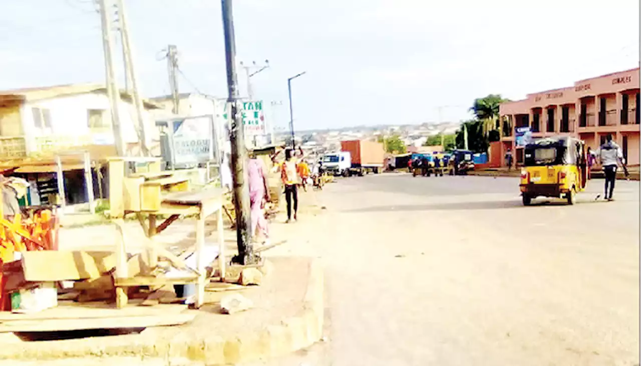 Policemen in search of cop’s killers lay siege to Oyo community