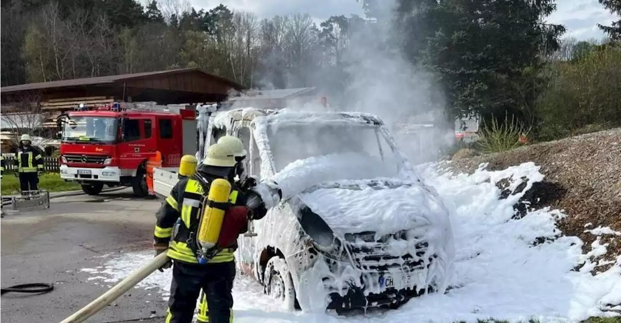 Firmenfahrzeug brannte bei Bad Kötzting fast komplett aus