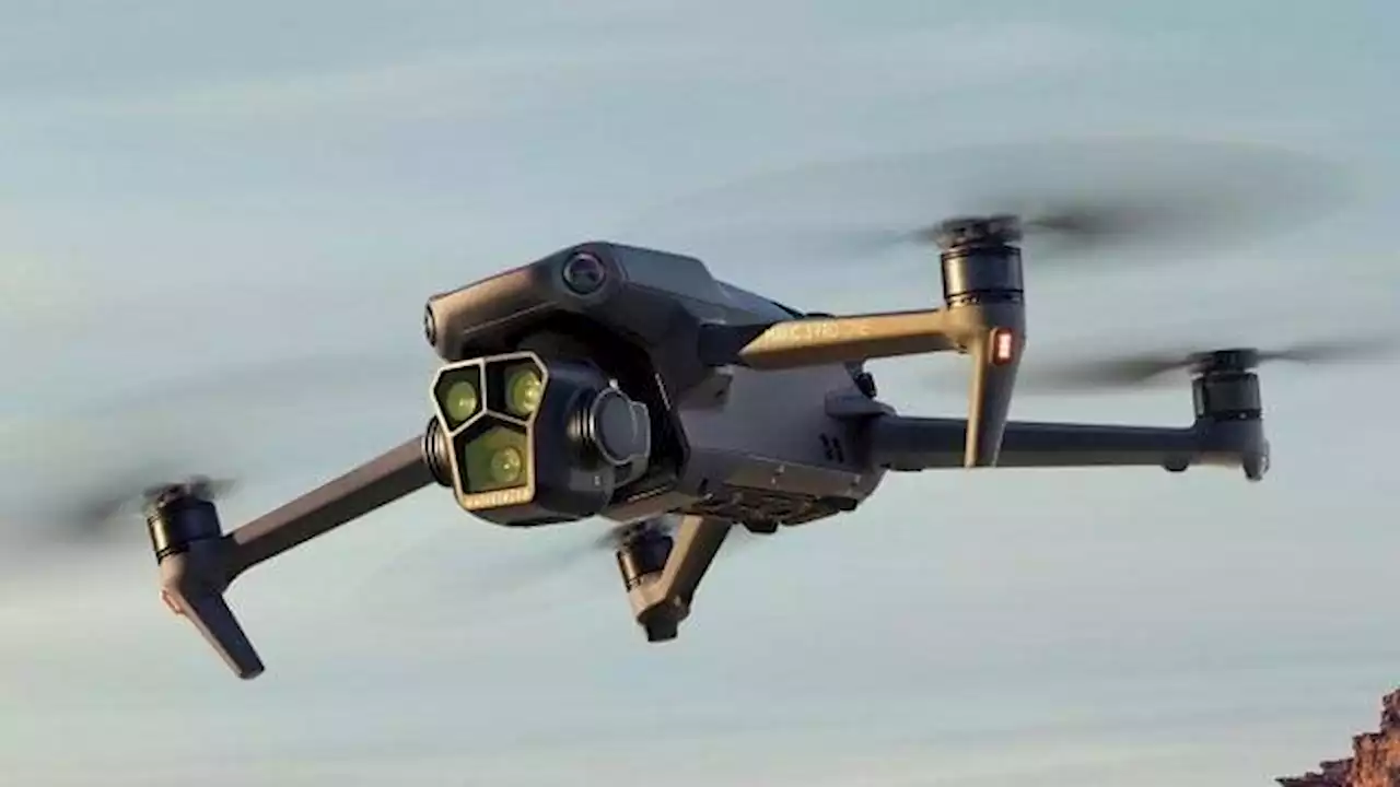 DJI Mavic 3 Pro mit drei Kameras im Landeanflug