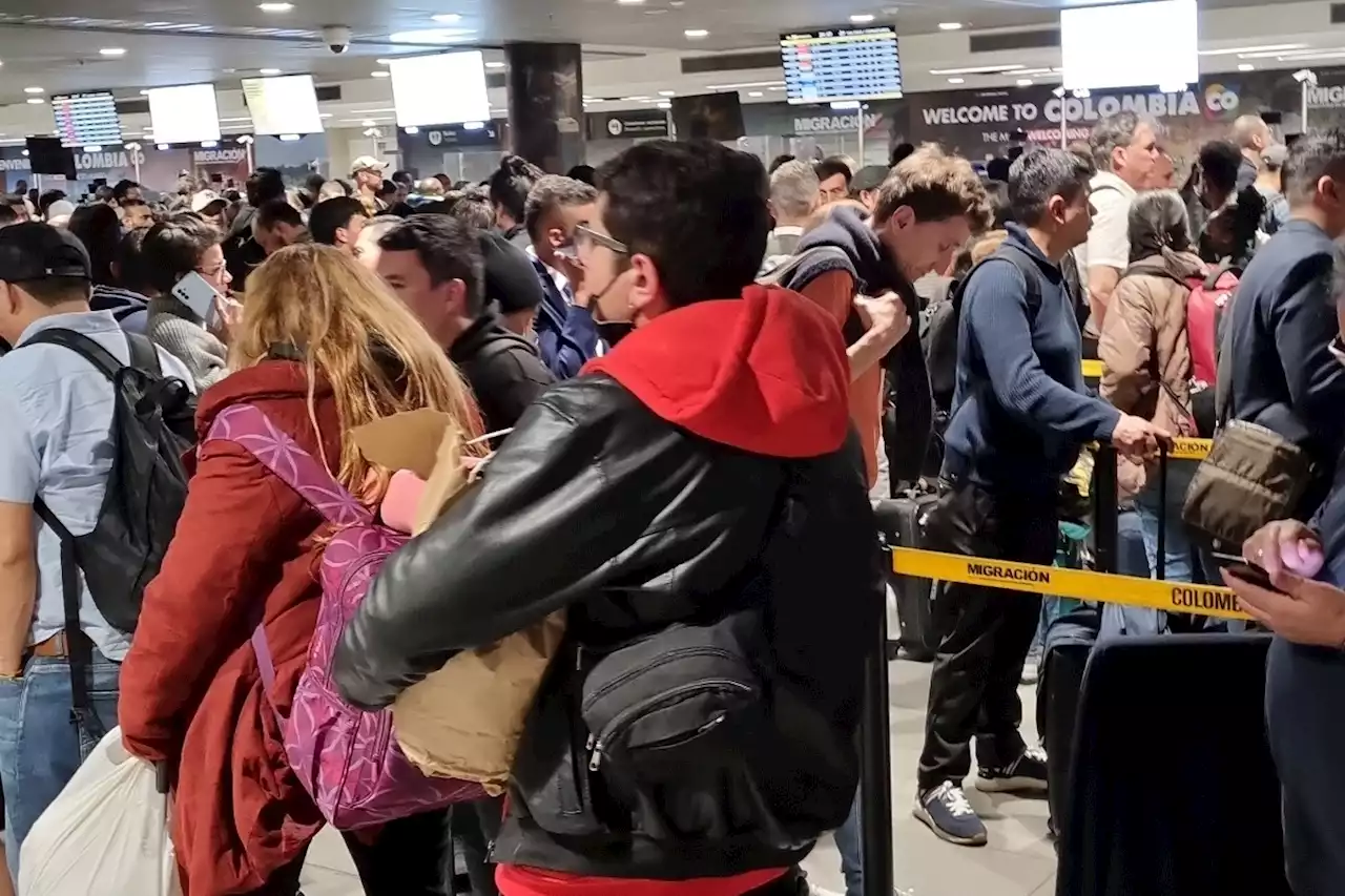 Reportan enormes filas de viajeros y colapso en sala de migración del aeropuerto El Dorado - Pulzo