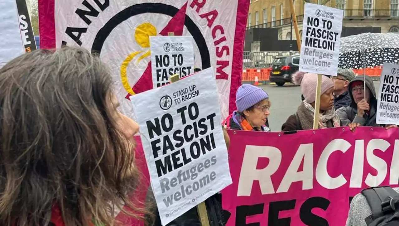 Meloni contestata a Londra: 'No a fascismo e razzismo contro i migranti'