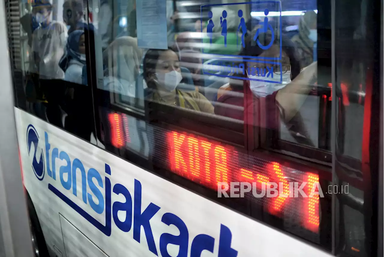 Transjakarta Layani Arus Balik di Terminal Pulogebang pada Malam Hari |Republika Online