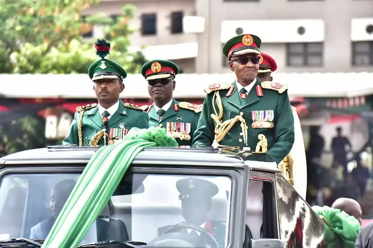 Buhari Dons Military Uniform As Parade Ahead Of Tinubu’s Inauguration Leaves Workers Stranded | Sahara Reporters