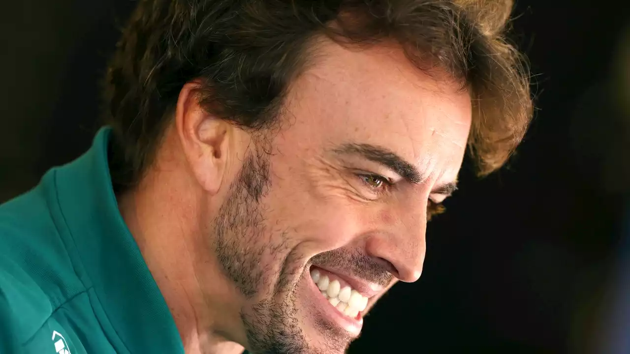 El jefe de Alpine lanza una amenaza a Fernando Alonso: '¿Competir con Aston Martin...?'