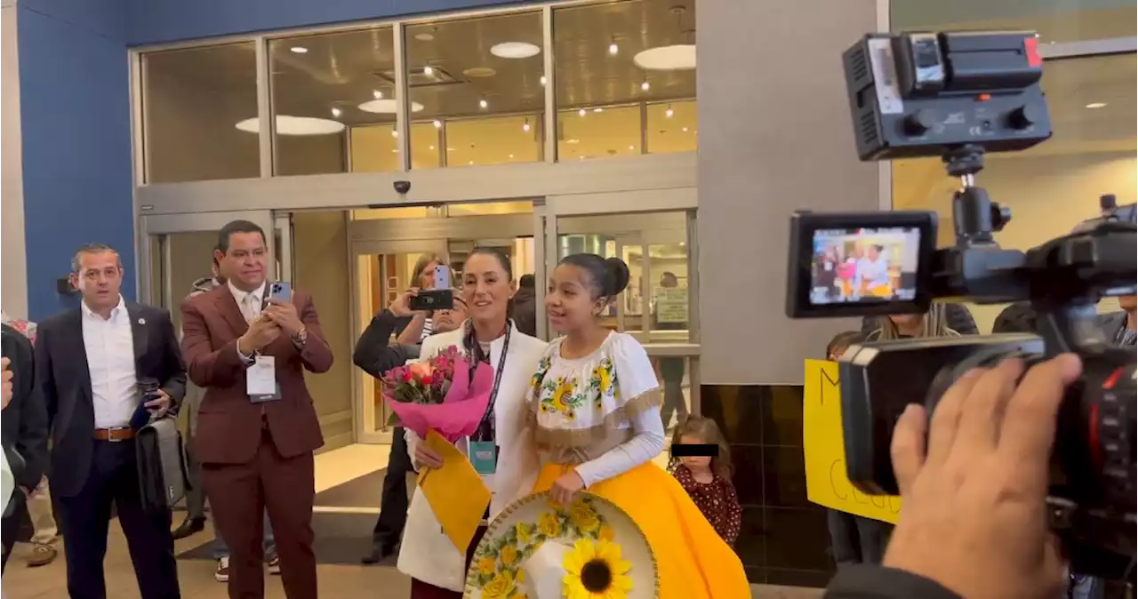 VIDEO: Migrantes reciben a Sheinbaum en EU; le llevan mariachis y flores hasta Denver