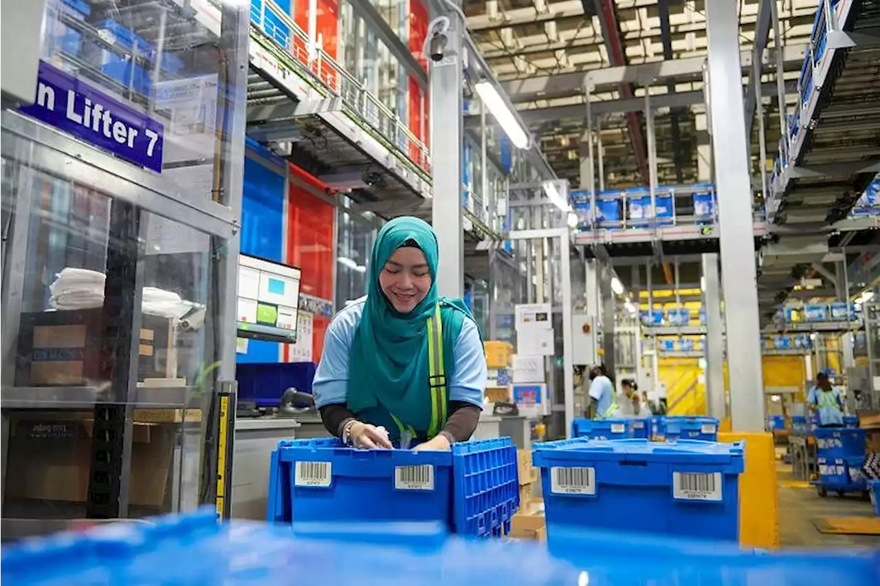 How do supermarkets in Singapore stay stocked even when the unexpected happens?