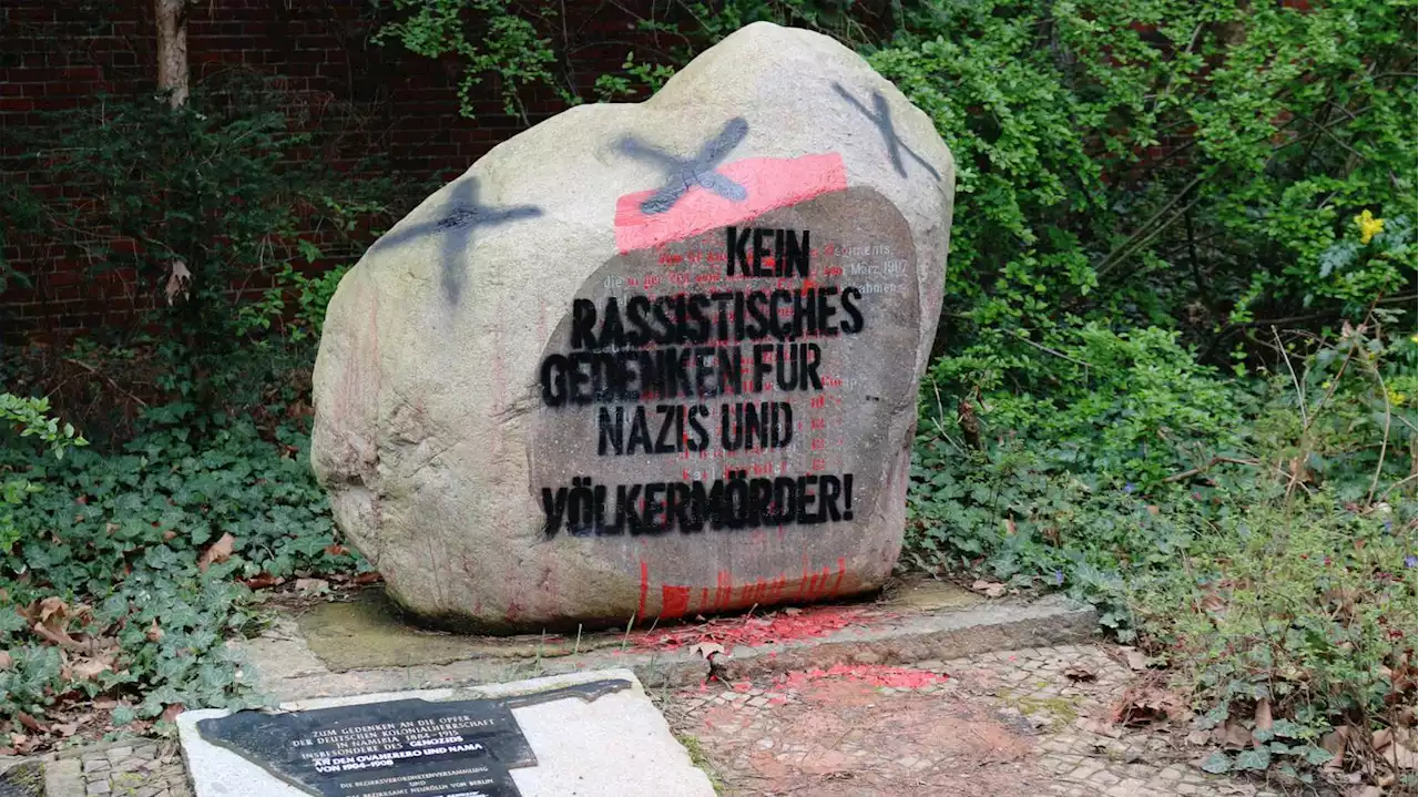 Erinnerung an Kolonialherrschaft in Berlin: „Hererostein“ auf dem Garnisonsfriedhof von antirassistischer Initiative beschmiert