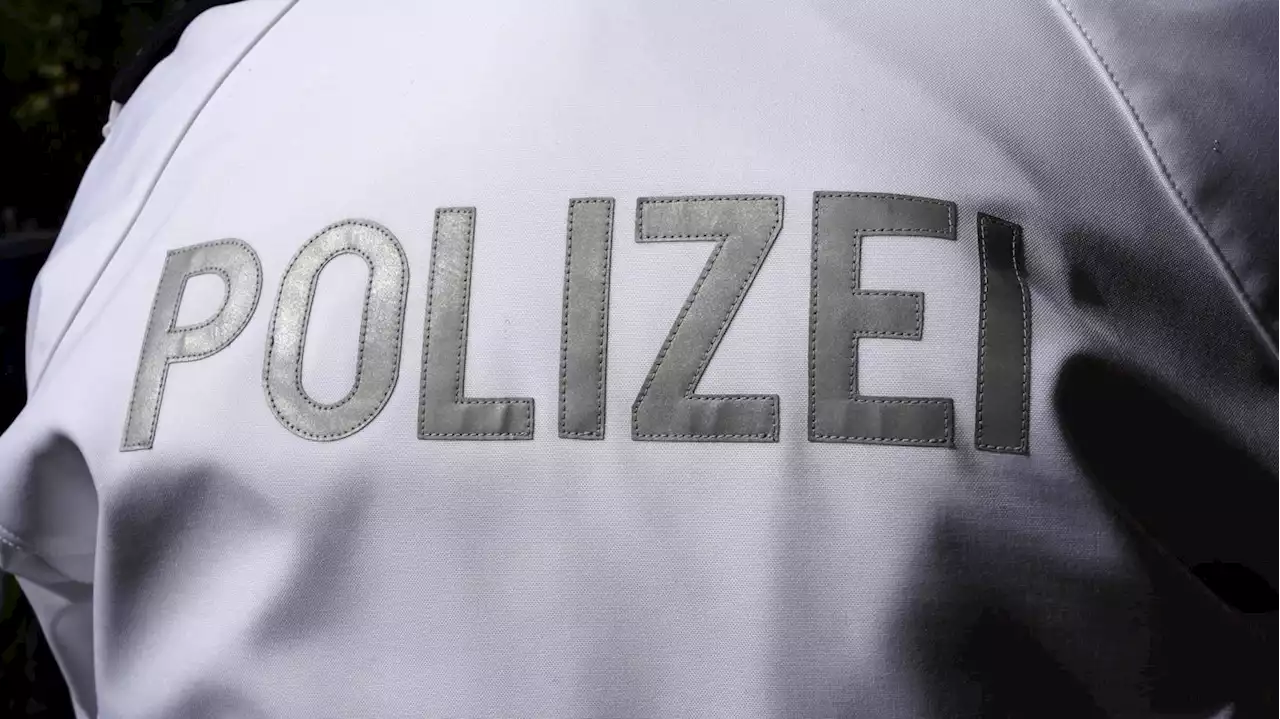 Schwerer Autounfall in Berlin-Rudow: Zusammenstoß an einer Kreuzung nach Überholmanöver