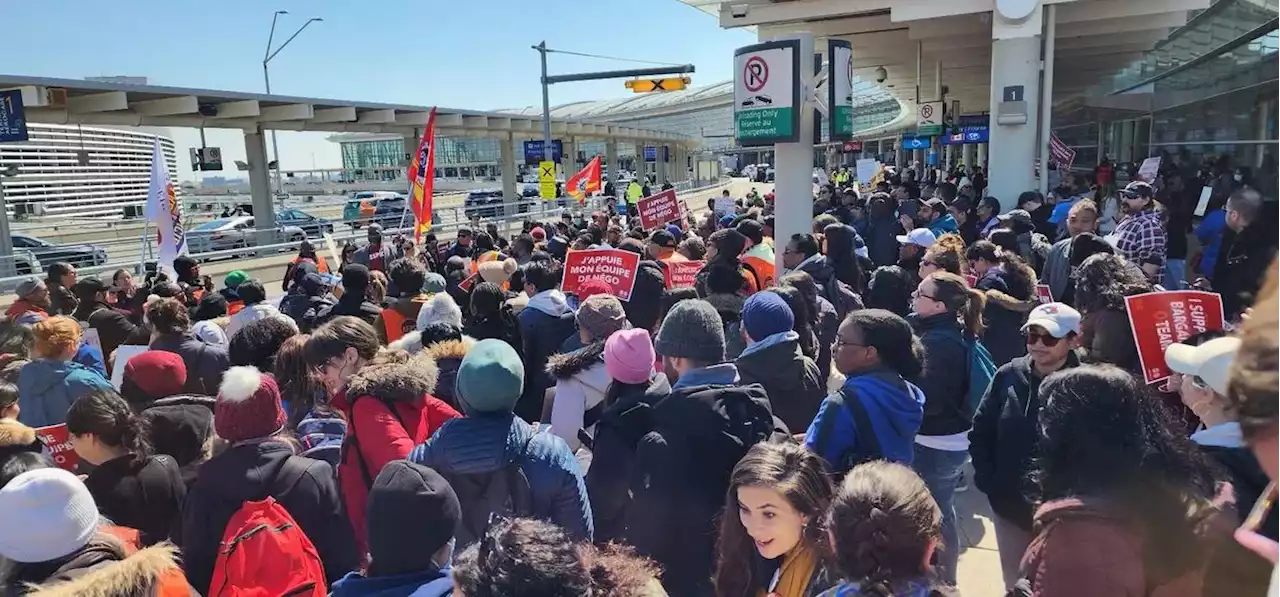 Hundreds of civil servants demonstrate outside Pearson airport, as PSAC strike continues