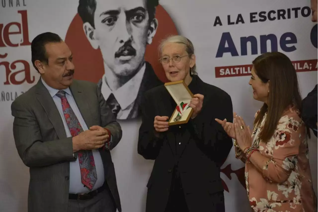 Recibe la poeta canadiense Anne Carson premio de Poesía en Saltillo