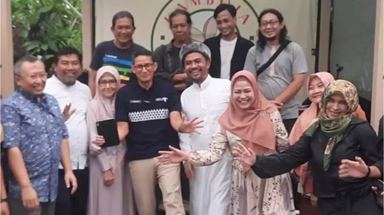 Nyanyi saat Launching Album Religi Ustaz Salman, Sandiaga Uno Disambut Neno Warisman