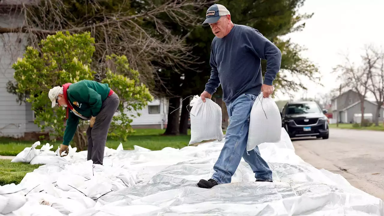 Mississippi River Flooding Prompts Evacuations, Sandbagging in Wisconsin and Iowa