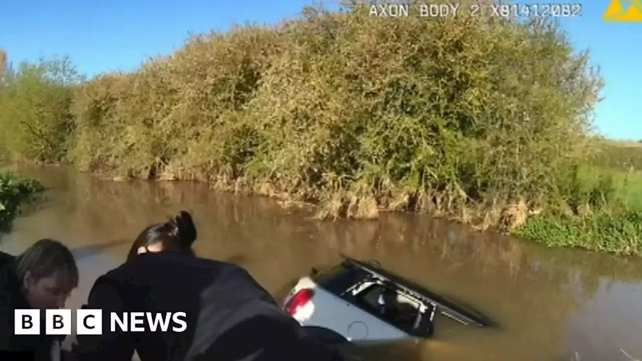 Police form chain to save woman trapped in sinking car