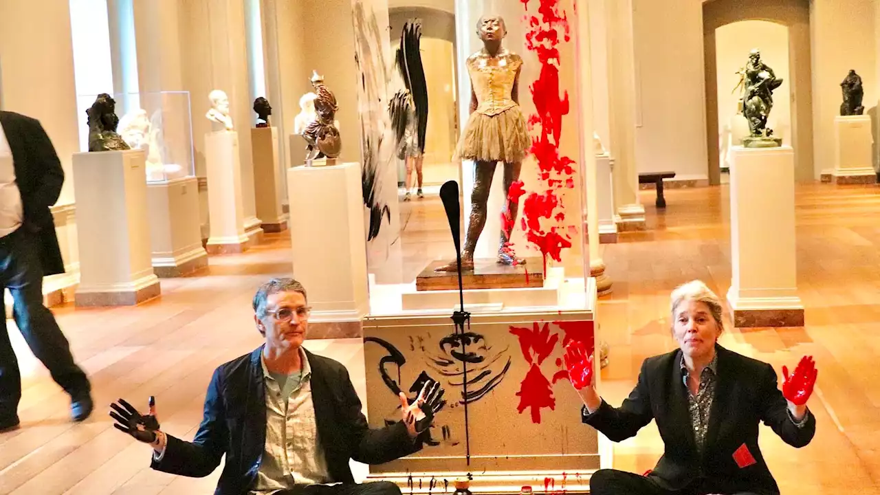 Des militants écologistes visent une sculpture d'Edgar Degas à Washington