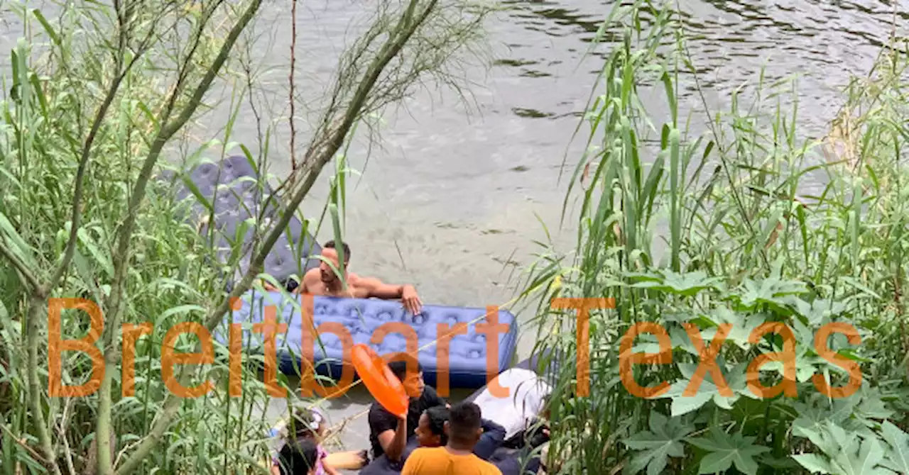 EXCLUSIVE: Mexican Immigration Cops Stand Around as Migrants Cross Border into Texas