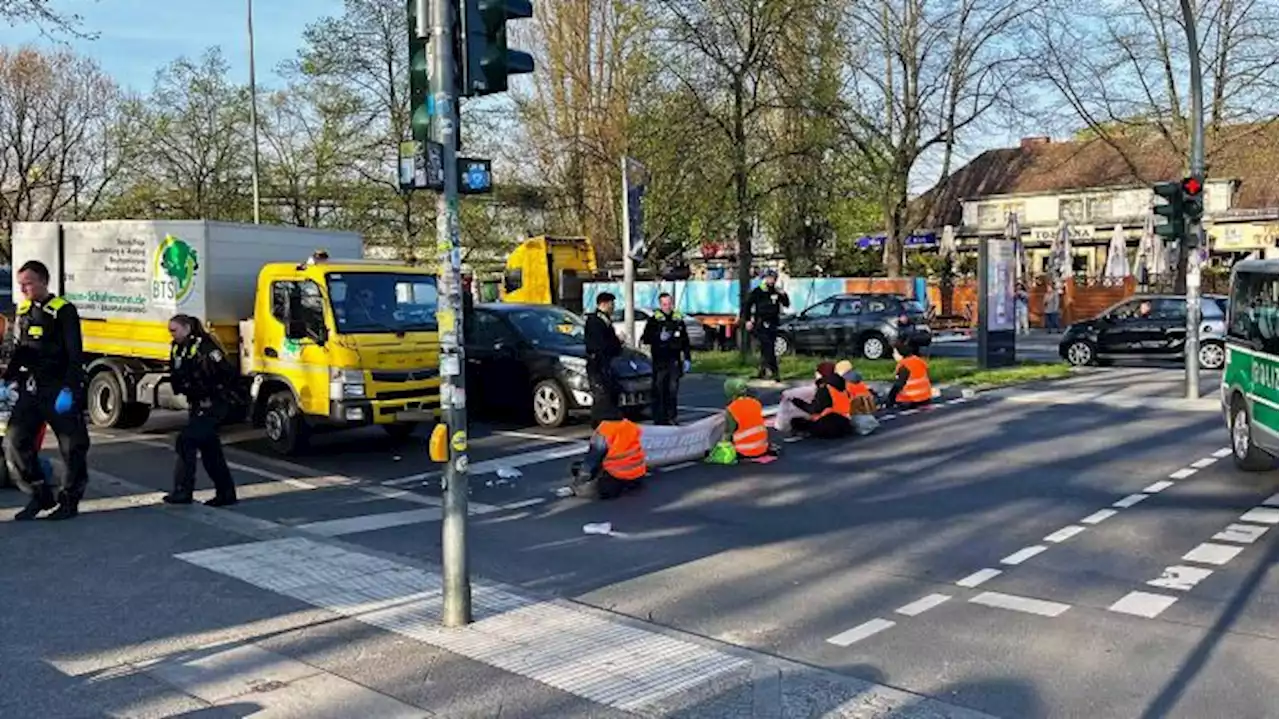 Klima-Aktivisten blockieren erneut mehrere Straßen im Berliner Berufsverkehr