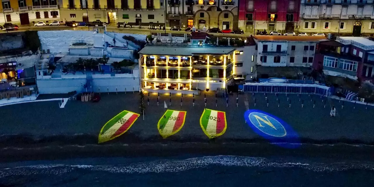 Napoli, lo Scudetto è sulla sabbia: proiettato il tricolore a Posillipo