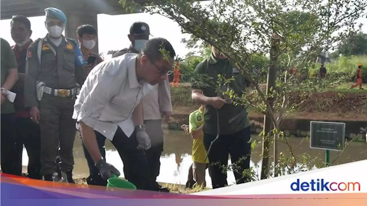 Dukung Net Zero Emission, Heru Budi Tanam Pohon di Kolong Tol Becakayu