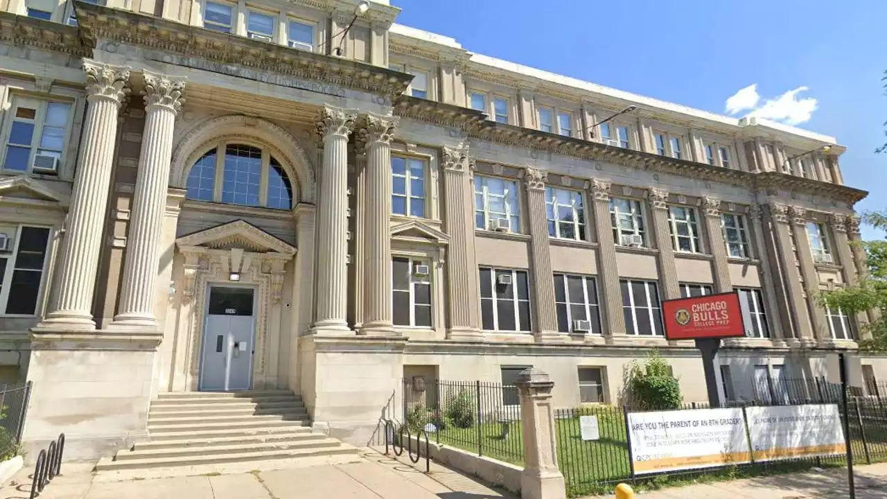 2 staff members hospitalized after chemical sprayed during fight at Chicago high school: CFD