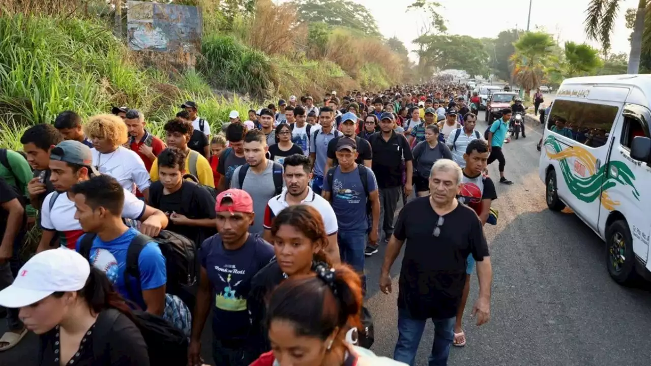 La caravana migrante pone fin a su marcha tras recibir permisos de tránsito por México