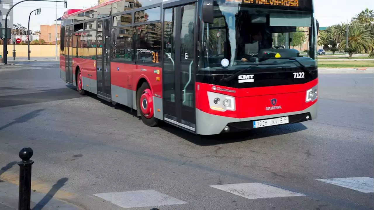 Muere una mujer al caerse dentro de un bus de la EMT en Valencia