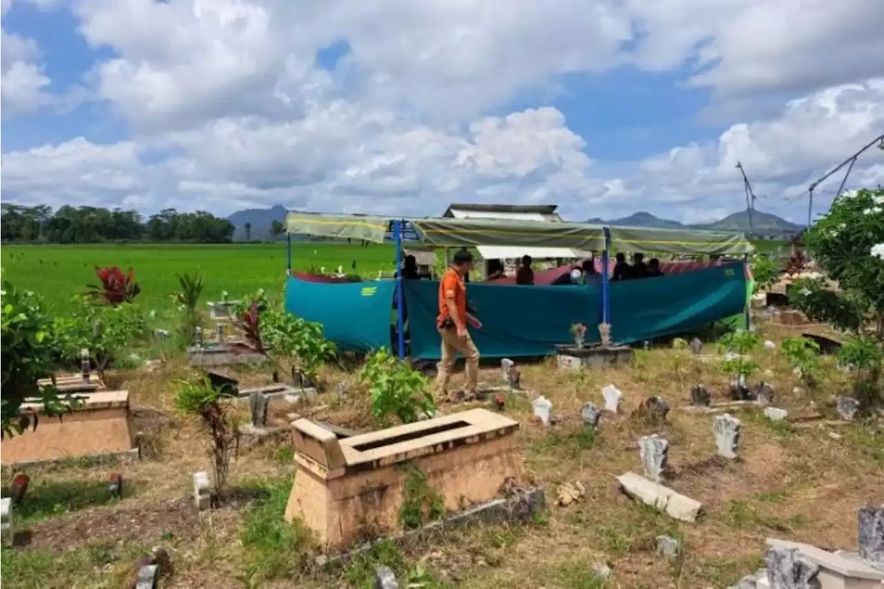 Bayi di Tulungagung Mati Tak Wajar, Polisi Bongkar Makam Tengah Hari