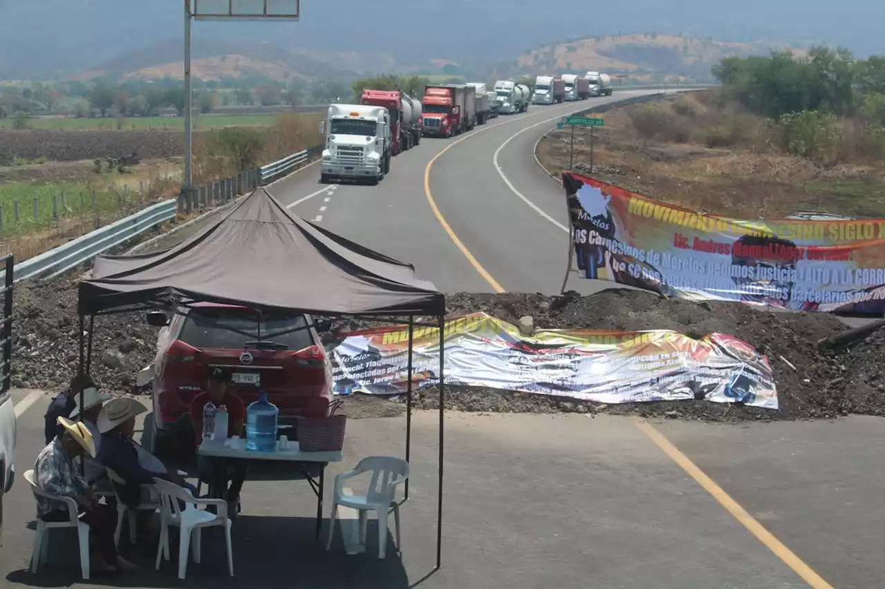 La Jornada: Bloquean la autopista Siglo XXI en Morelos; exigen pago justo por tierras