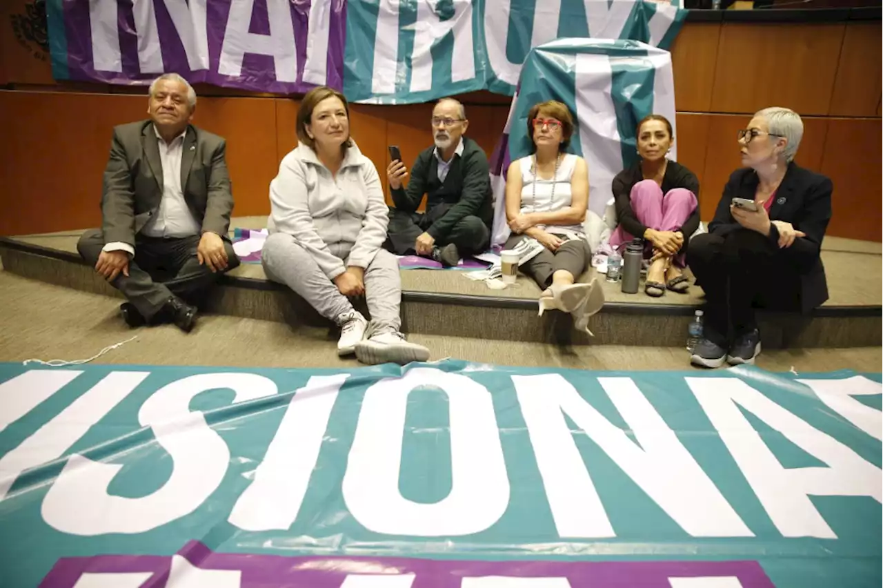 Oposición mantiene 'tomada' la tribuna del Senado por el caso del Inai