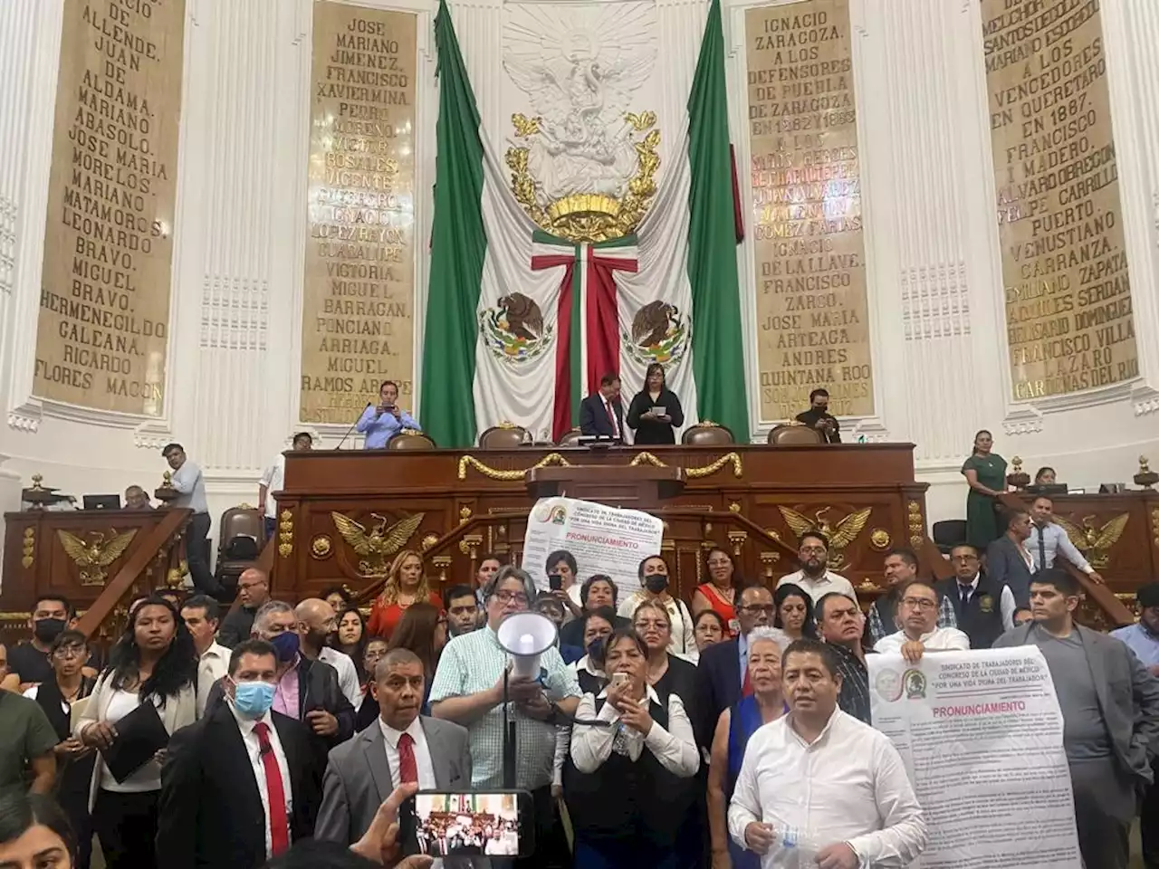 Trabajadores del Congreso capitalino toman tribuna