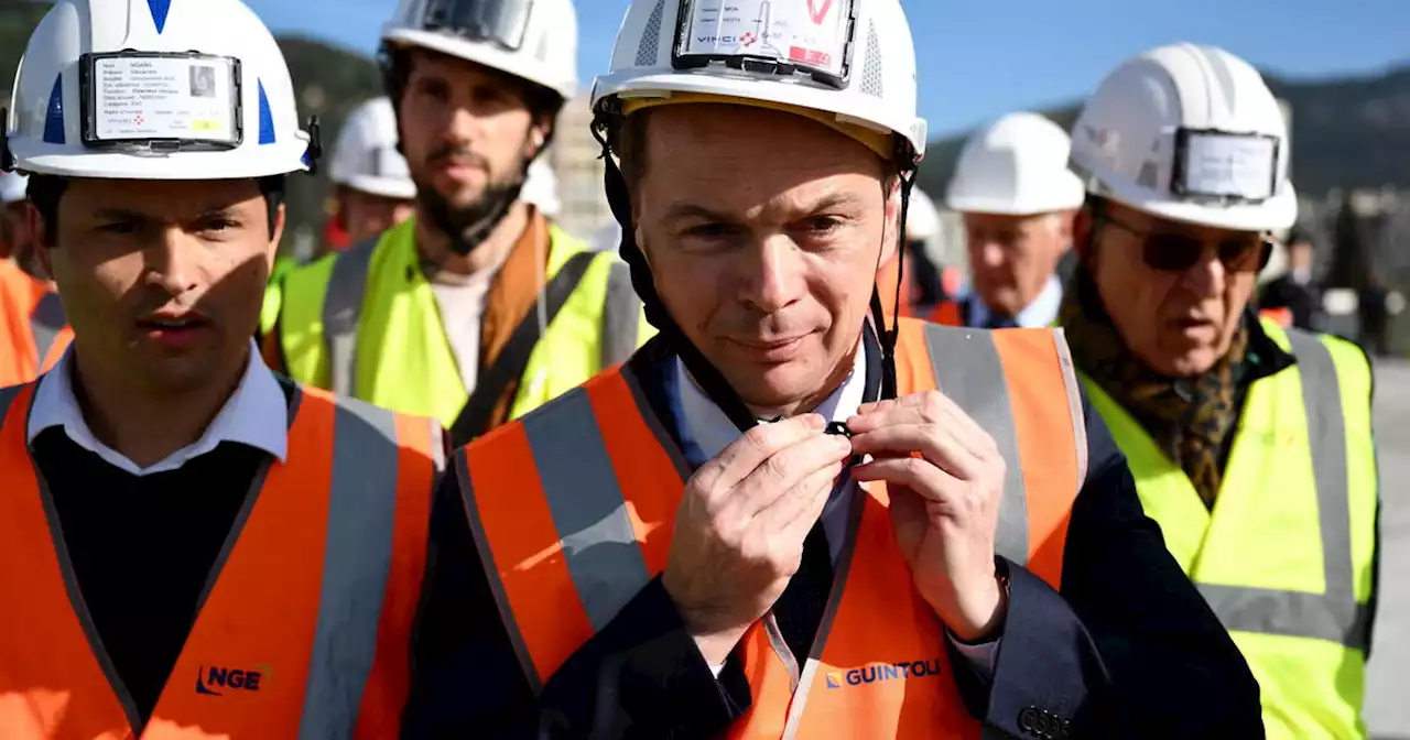 Réforme des retraites : Dussopt, Fesneau et Darmanin en déplacement «font les sourds» face aux manifestants