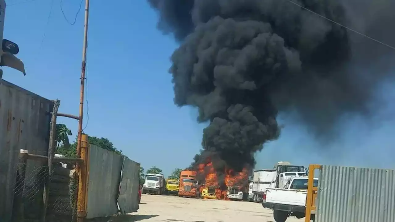 Veracruz. Incendio consume tractocamiones en corralón