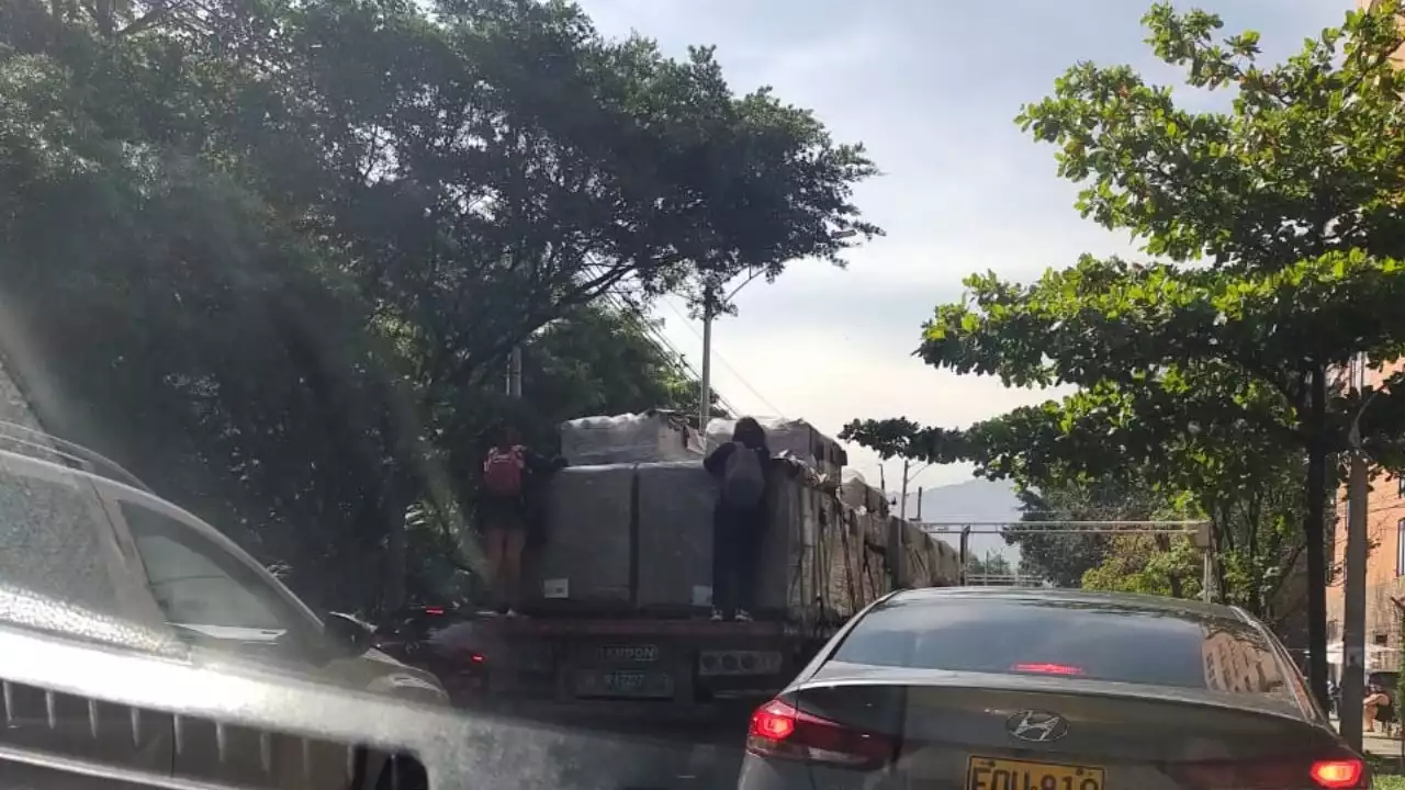 FOTOS. ¡Qué peligro! Jóvenes montados en un planchón por la Iguana