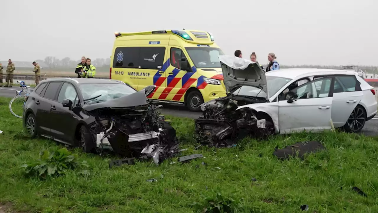 Frontale botsing N9 bij Den Helder, weg in beide richtingen afgesloten