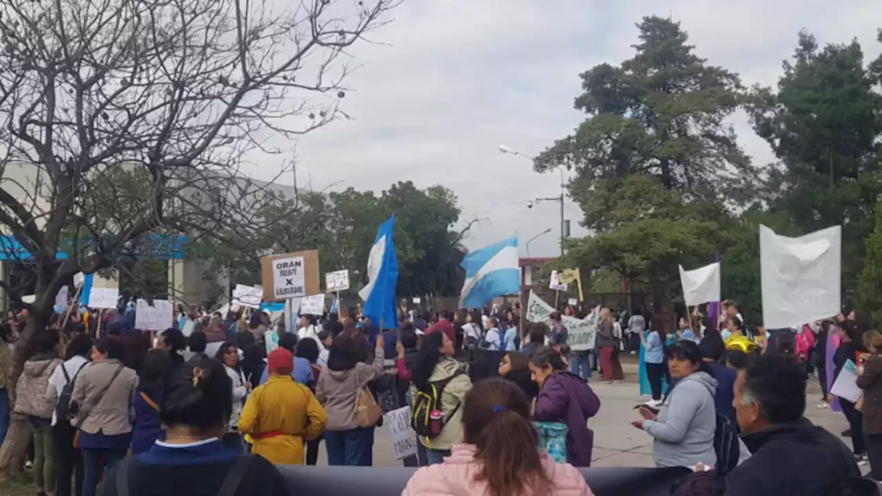 Trabajadores de la Salud acamparon en la Casa de Gobierno | Piden hablar con el gobernador