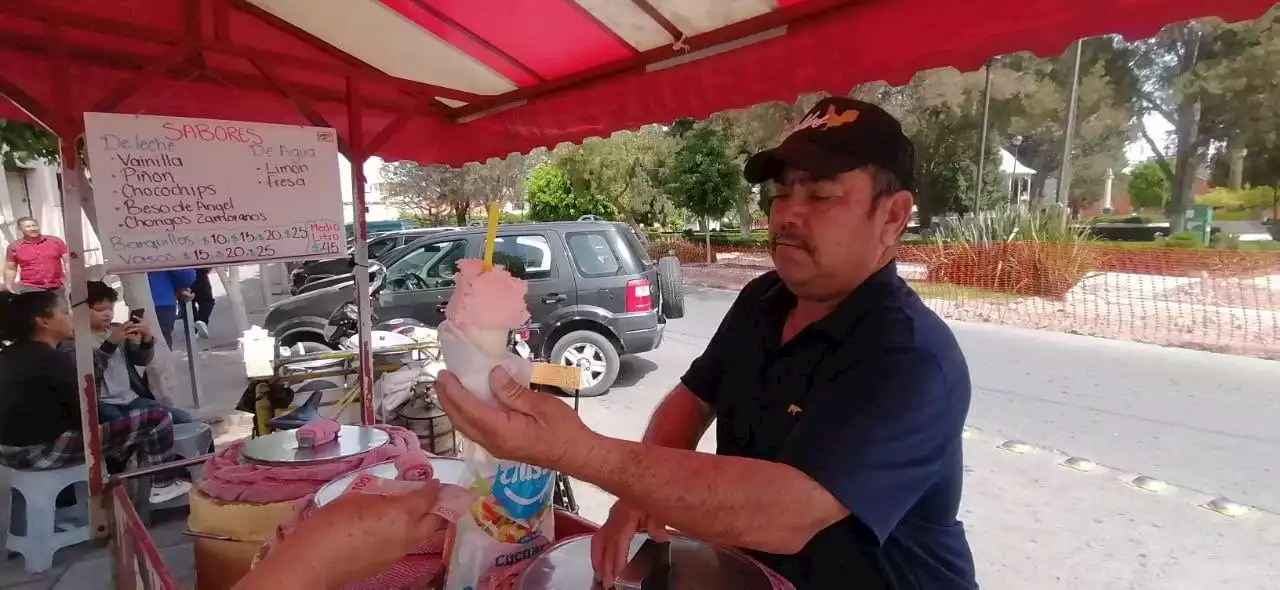 Por 38 años, Fernando ha vendido nieves en San José Iturbide; lamenta bajas ventas pese a época de calor