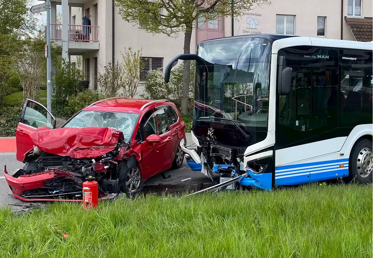 Eschlikon TG: Autofahrer (61) bei Kollision mit Linienbus schwer verletzt