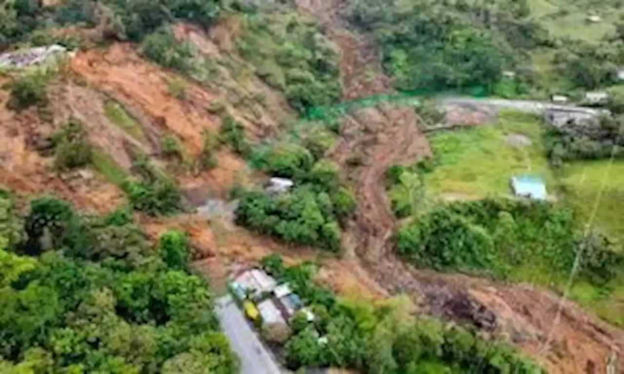 Disidentes de las Farc quemaron máquina con la que estaban arreglando la vía Panamericana - Pulzo