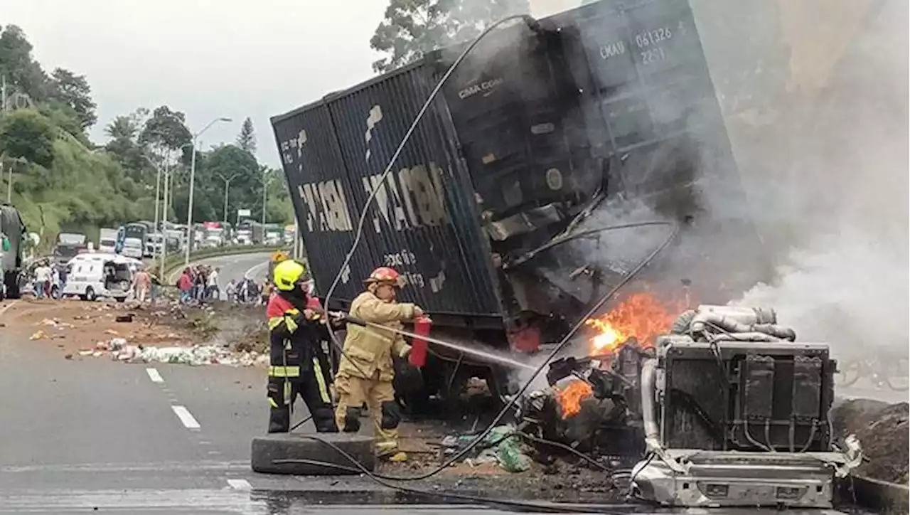 Qué causó el aparatoso accidente en Quindío donde conductor saltó de camión en movimiento - Pulzo