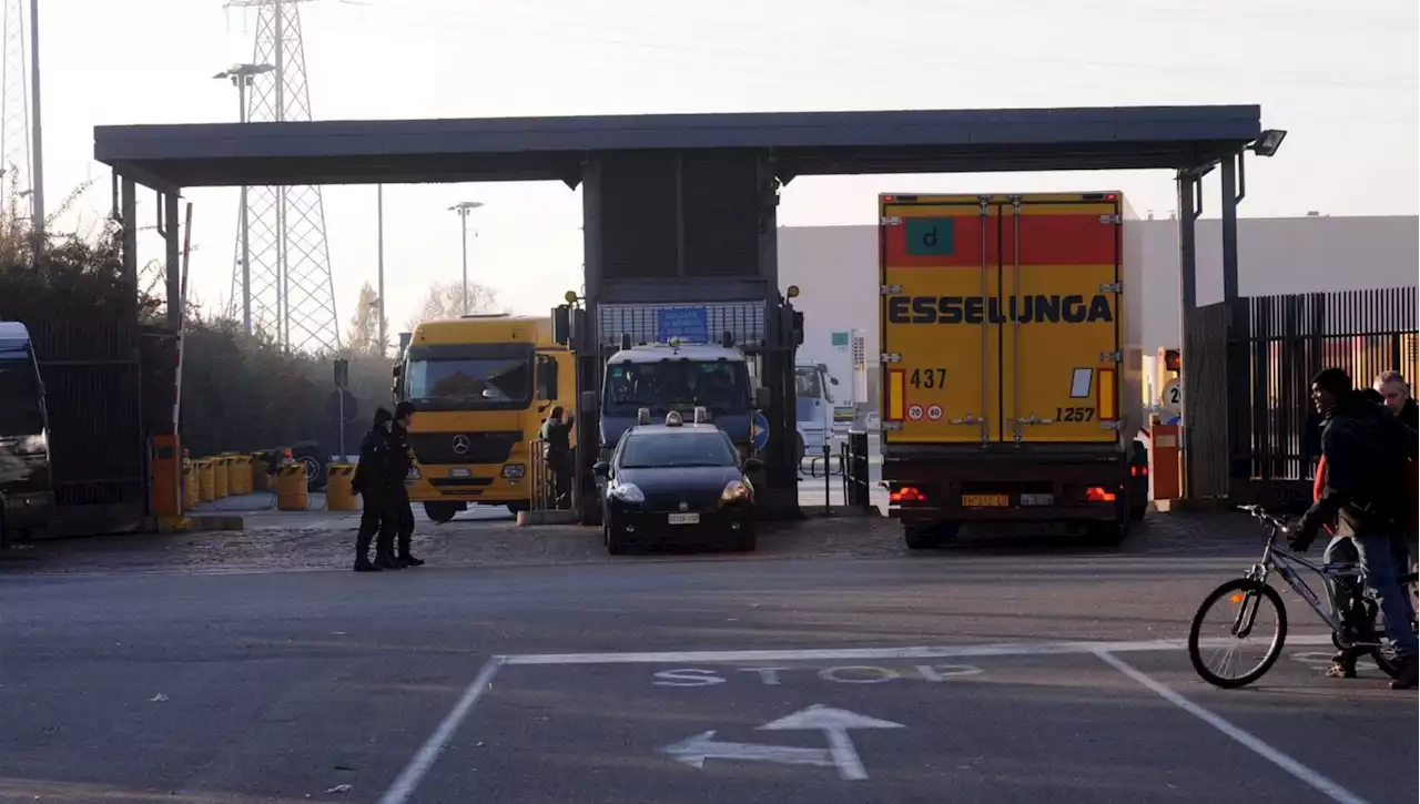 Incidente sul lavoro, un morto nel polo logistico di Esselunga a Pioltello: è rimasto schiacciato tra due camion