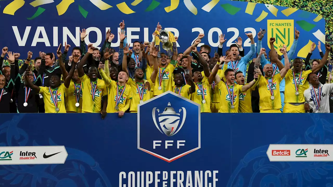 Macron remettra la Coupe de France en tribune et non sur la pelouse: mais c'est quoi la tradition?