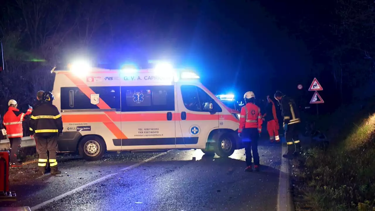 Tragico scontro tra due auto: tre giovani morti e un ferito