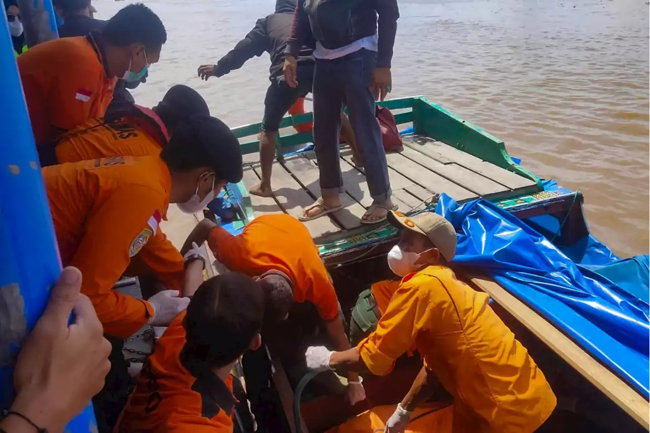 Eleven dead after Indonesia boat capsizes