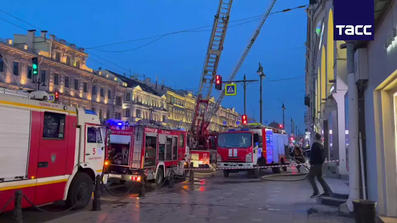 На Невском проспекте загорелась крыша кинотеатра 'Художественный'