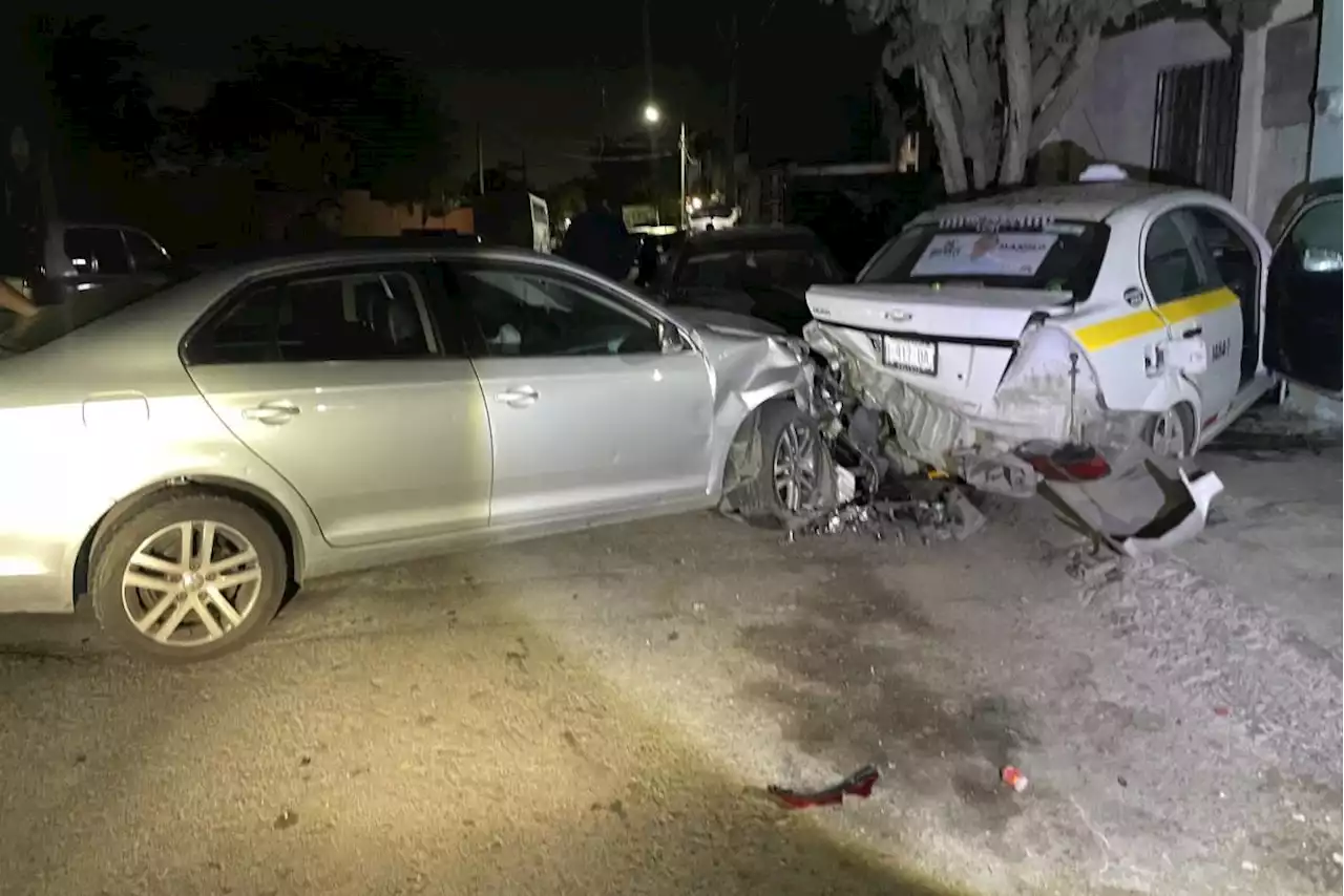 Saltillo: Joven huye de riña y provoca choque con carros estacionados