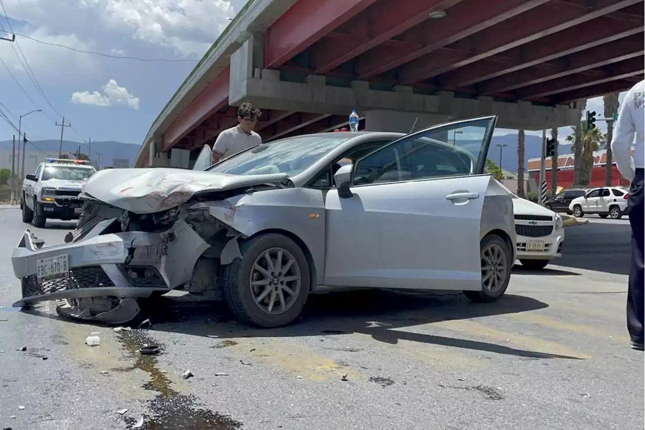 Se pasa alto y origina accidente en transitado crucero de Saltillo