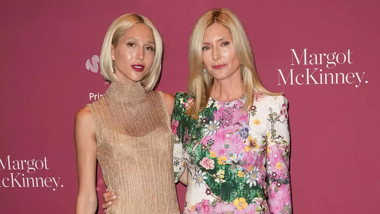 Olympia de Grecia y Marie-Chantal Miller, todo glamour en Nueva York: vestido champán de Prada vs. explosión de flores multicolor