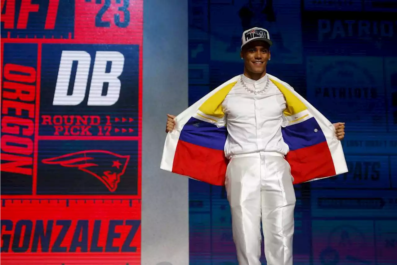 Christian González, de origen colombiano, elegido por los Patriots en el Draft de la NFL