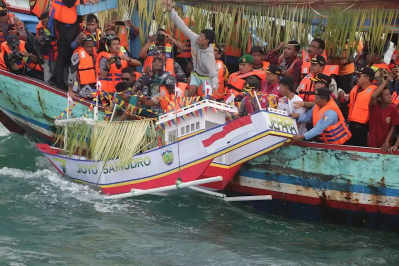 Ratusan perahu nelayan iringi tradisi lomban kupatan Jepara